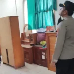 Polisi mengamati lokasi tempat Mosis ditemukan tewas gantung diri, Kamis (22/5/2025). (Foto: Humas Polresta Palu)