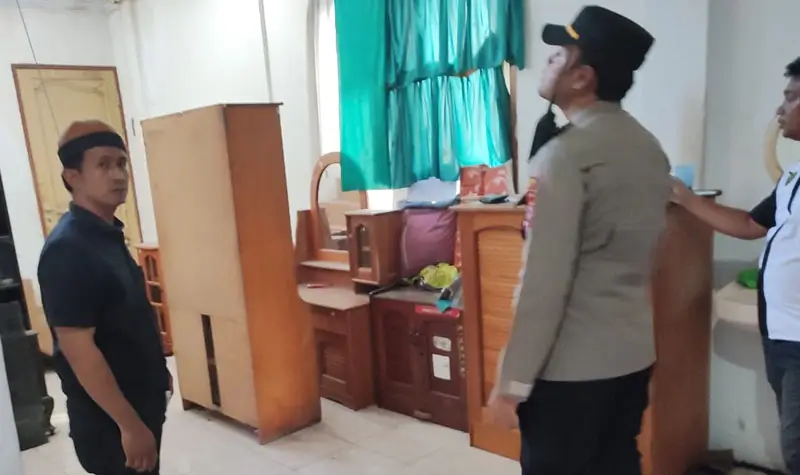 Polisi mengamati lokasi tempat Mosis ditemukan tewas gantung diri, Kamis (22/5/2025). (Foto: Humas Polresta Palu)