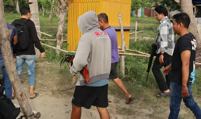 Terduga pelaku judi sabung ayam digelandang ke Mapolresta Palu pada penggerebekan di Kelurahan Petobo, Palu Selatan, Pali, Sabtu (10/5/2025). (Foto: Humas Polresta Palu)