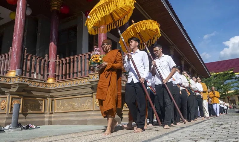 Bikhu memimpin ritual Pradaksina memperingati hari raya Waisak 2569 BE di Vuihara Karunadipa Palu, Senin (12/5/2025). (bmzIMAGES/Basri Marzuki)