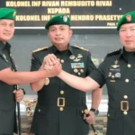 Danrem 132 Tadulako, Brigjen TNI Deni Gunawan (tengah) berjabat komando dengan pejabat lama Dandim 1306/Kota Palu, Kolonel Inf Rivan Rembudito (kanan) dan pejabat baru Letkol Inf Yudhi Hendro Prasetyo usai sertijab di Aula Manggala Sakti Korem 132/Tadulako, Rabu (14/5/2025). (Foto: Penrem 132/Tdl)