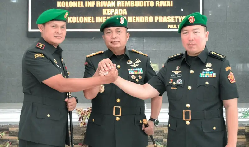 Danrem 132 Tadulako, Brigjen TNI Deni Gunawan (tengah) berjabat komando dengan pejabat lama Dandim 1306/Kota Palu, Kolonel Inf Rivan Rembudito (kanan) dan pejabat baru Letkol Inf Yudhi Hendro Prasetyo usai sertijab di Aula Manggala Sakti Korem 132/Tadulako, Rabu (14/5/2025). (Foto: Penrem 132/Tdl)