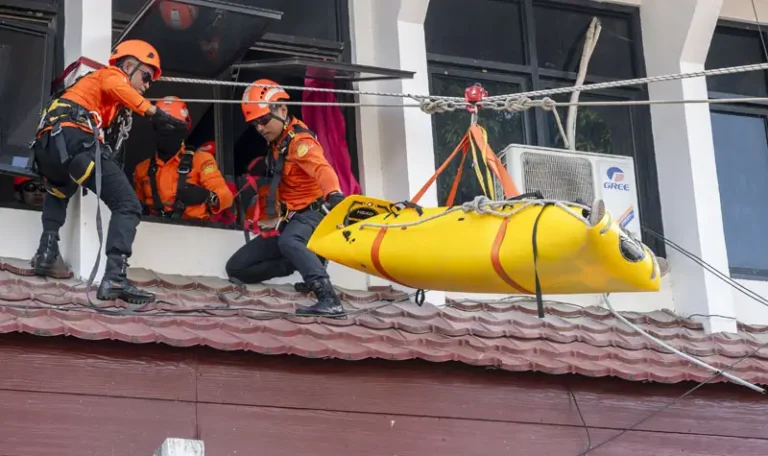 Personel Basarnas mengevakuasi korban gempa bumi dari gedung pada simulasi di kantor Wali Kota Palu, Kamis (15/5/2025). (bmzIMAGES/Basri marzuki)