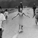 Phan Thị Kim Phúc (tengah) melarikan diri bersama anak-anak lainnya setelah pesawat Vietnam Selatan secara keliru menjatuhkan napalm ke arah pasukan dan warga sipil Vietnam Selatan. 8 Juni 1972. (Foto: atribusi ditangguhkan)
