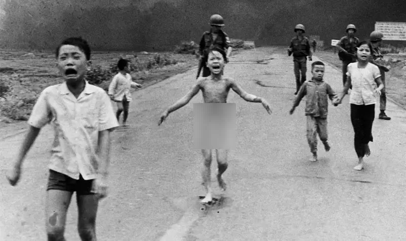 Phan Thị Kim Phúc (tengah) melarikan diri bersama anak-anak lainnya setelah pesawat Vietnam Selatan secara keliru menjatuhkan napalm ke arah pasukan dan warga sipil Vietnam Selatan. 8 Juni 1972. (Foto: atribusi ditangguhkan)