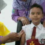 Zafran Amsyar (11 tahun) menerima vaksinasi Japanese Encephalitis (JE) di Aula Garuda, Kantor Gubernur Kalimantan Barat, Kalimantan Barat. (Foto: UNICEF Indonesia)