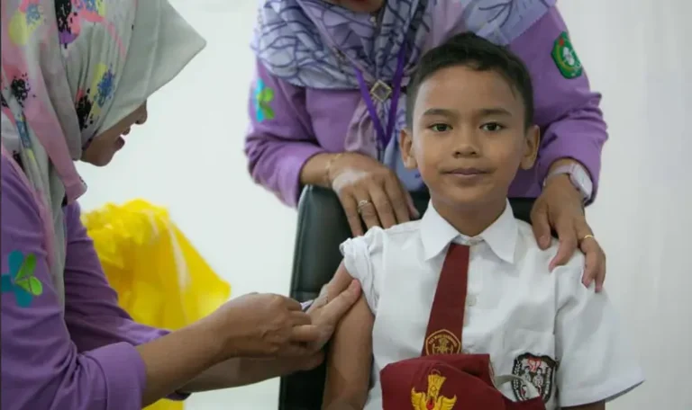 Zafran Amsyar (11 tahun) menerima vaksinasi Japanese Encephalitis (JE) di Aula Garuda, Kantor Gubernur Kalimantan Barat, Kalimantan Barat. (Foto: UNICEF Indonesia)