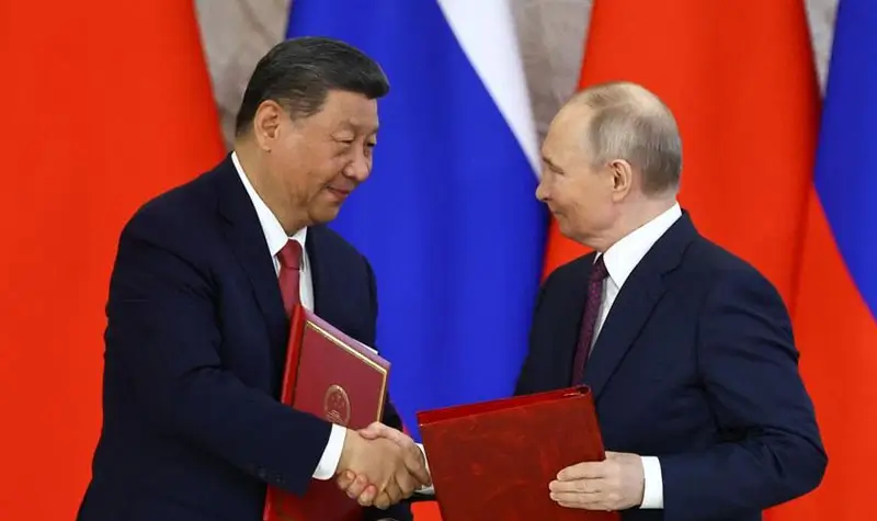 Presiden China Xi Jinping dan Presiden Rusia Vladimir Putin bertemu langsung di Moskow, Kamis (8/5/2025). (Foto: Reuters/Evgenia Novozhenina via CNBC)