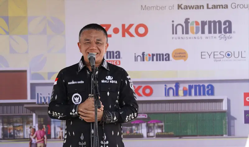 Wali KOta Palu, Hadianto Rasyid memberikan sambutan pada pembukaan perdana Living Plaza di palu, Kamis (5/6/2025). (Foto: Prokopim Setda Kota Palu/Jufri)