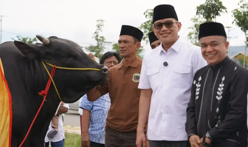 Wali Kota Palu, Hadianto Rasyid (kiri) bersama Menteri P2MI, Abdul kadir Karding pada penyerahan sapi kurban bantuan Presiden di Huntap Petobo, Jumat (6/6/2025). (Foto: Prokopim Setda Kota Palu/Iwan)