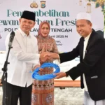 Kapolda SUlteng, Irjen Pol Agus Nogroho menyerahkan secara simbolis kurban untuk disembelih usah shalat Idul Adha di Mapolda Sulteng, Jumat (6/6/2025). (Foto: Humas Polda Sulteng)