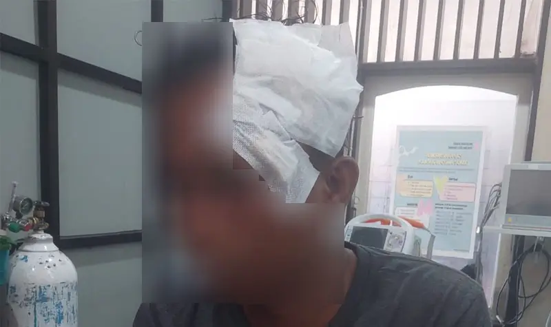 YP, terduga pencuri mendapat perawatan medis usai diamuk massa di Kabonea, Palu, Sabtu (7/6/2025). (Foto: Humas Polresta Palu)