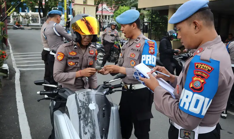 Petugas Propma Polresta Palu memeriksa kelengkapan surat-surat kendaraan anggota di mapolresta Palu, Rabu (4/6/2025). (Fot: Humas Polresta Palu)