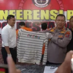 Kapolresta Palu, Kombes Pol Deny Abrahams menunjukkan barang bukti pakaian pad akonferensi pers penangkapan terduga pelaku pemabacokan di Jalan WR Supratman di Mapolresta Palu, Senin (2/6/2025). (Foto: bmzIMAGES/bmz)