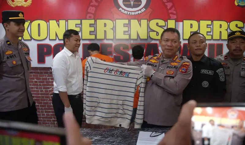 Kapolresta Palu, Kombes Pol Deny Abrahams menunjukkan barang bukti pakaian pad akonferensi pers penangkapan terduga pelaku pemabacokan di Jalan WR Supratman di Mapolresta Palu, Senin (2/6/2025). (Foto: bmzIMAGES/bmz)