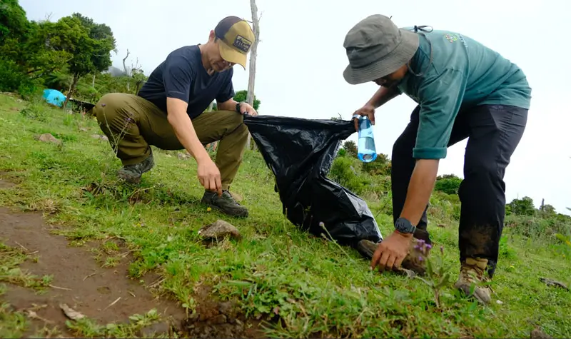 Aksi bersih lingkunagan di Gunung Bawakaaeng oleh PT Vale Indonesia bersama Menteri KLHK, Senin (2/6/2025). (Foto: PT Vale Indonesia)