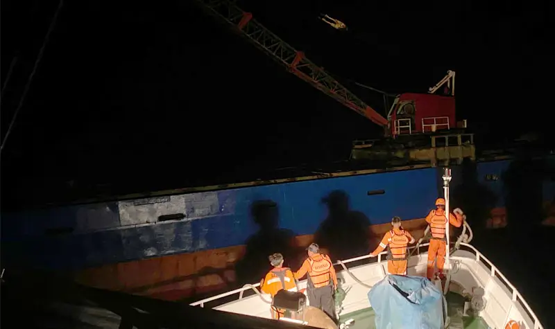 Proses evakuasi awak KM Naga Sejahtera oleh KM SAR Bhisna, Minggu (1/6/2/205). (Foto: Basarnas Palu)