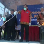Kakanwil Direktorat Jenderal Pemasyarakatan Sulteng Bagus Kurniawan (keempat kanan) bersama Kepala Badan Narkotika Nasional (BNN) Sulteng Brigjen Pol. Ferdinand Maksi Pasule (ketiga kanan) membakar barang bukti hasil penggeledahan di Lapas Kelas IIA Palu di Palu, Sulawesi Tengah, Kamis (5/6/2025). (bmzIMAGES/Basri Marzuki)