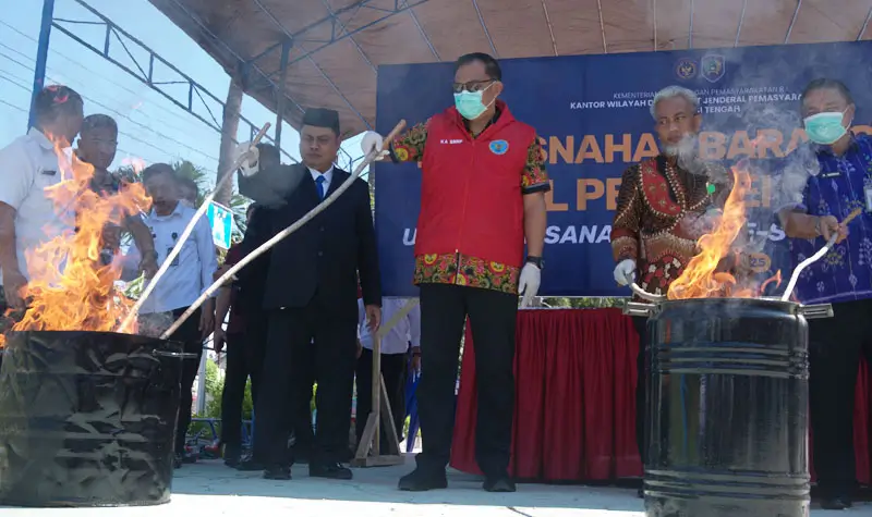 Kakanwil Direktorat Jenderal Pemasyarakatan Sulteng Bagus Kurniawan (keempat kanan) bersama Kepala Badan Narkotika Nasional (BNN) Sulteng Brigjen Pol. Ferdinand Maksi Pasule (ketiga kanan) membakar barang bukti hasil penggeledahan di Lapas Kelas IIA Palu di Palu, Sulawesi Tengah, Kamis (5/6/2025). (bmzIMAGES/Basri Marzuki)