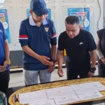 Menteri P2MI, Abdul Kadir Karding (kedua kanan) dan Wali Kota Palu, Hadianto Rasyid (kedua kiri bersiap meneken naskah penyerahan tanah hibah untuk pemabngunan BLK pekerja migran di palu, Sabtu &/6/2025). (Foto: Prokopim Setda Kota palu/yuspi)