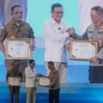 Menteri Perlindungan Pekerja Migran Indonesia (P2MI) Abdul Kadir Karding (tengah) menyerahkan sertifikat penghargaan kepada Kapolda Sulteng Irjen Pol Agus Nugroho (kiri) dan Gubernur Sulteng Anwar Hafid (kanan) di Palu, Sulawesi Tengah, Selasa (10/6/2025). (bmzIMAGES/Basri Marzuki)