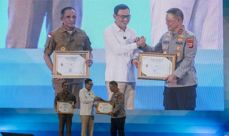 Menteri Perlindungan Pekerja Migran Indonesia (P2MI) Abdul Kadir Karding (tengah) menyerahkan sertifikat penghargaan kepada Kapolda Sulteng Irjen Pol Agus Nugroho (kiri) dan Gubernur Sulteng Anwar Hafid (kanan) di Palu, Sulawesi Tengah, Selasa (10/6/2025). (bmzIMAGES/Basri Marzuki)