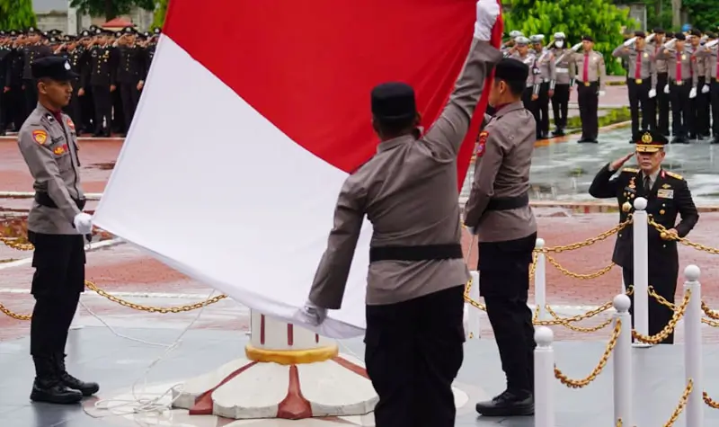 Kapolda Sulteng, Irjen Pol Agus Nugroho (kanan) memimpin peringatan Hari lahir Pancasila di mapolda Sulteng, Senin (2/6/2025). (Foto: Humas Polda Suteng)