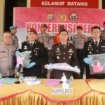 Kapolres Sigi, AKBP Kari Amsah Ritonga (tengah) memebrikan ketrangan tentang penangkapan terduga pelaku pembunhan terhadap adik sendiri di Mapores Sigi, Senin (2/6/2025). (Foto: Humas Polres Sigi)