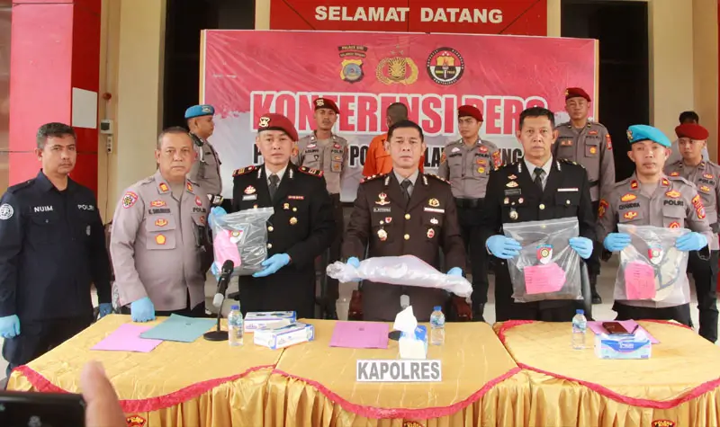 Kapolres Sigi, AKBP Kari Amsah Ritonga (tengah) memebrikan ketrangan tentang penangkapan terduga pelaku pembunhan terhadap adik sendiri di Mapores Sigi, Senin (2/6/2025). (Foto: Humas Polres Sigi)