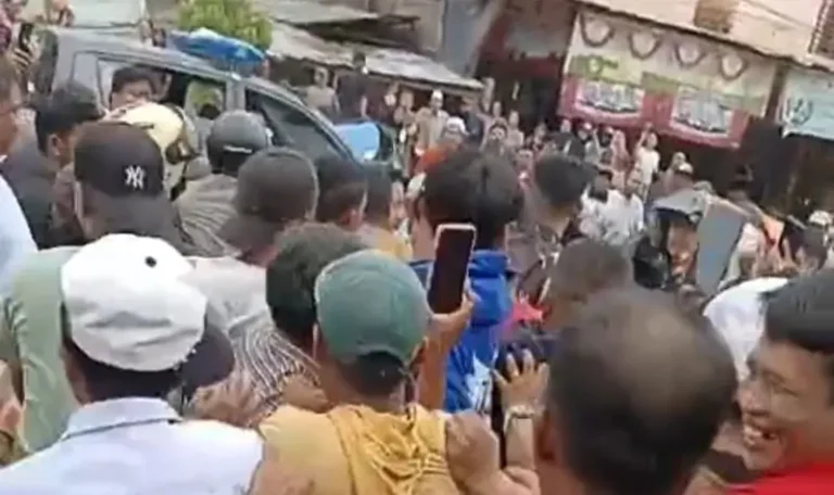 Petugas mengamankan terduga curanmor yang diamuk massa setelah ketahuan mencuri motor di Pasar Manonda Palu, Selasa (3/6/2025). (Foto: Humas Polresta Palu)