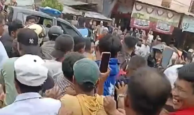 Petugas mengamankan terduga curanmor yang diamuk massa setelah ketahuan mencuri motor di Pasar Manonda Palu, Selasa (3/6/2025). (Foto: Humas Polresta Palu)