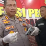Kapolresta Palu, Kombes Pol Deny Abrahams menunjukkan pistol rakitan yang disita dari terduga pencurian di Mapolresta Palu, Senin (2/6/2025). (Foto: bmziMAGES/bmz)