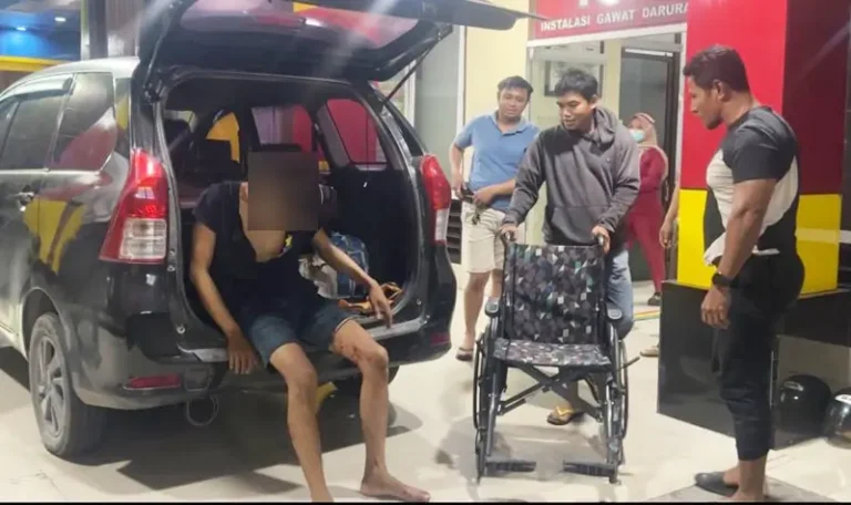 Tersangka curanmor dibawa ke IGD RS Bahayangkara setelah dilumpuhkan akibat melawan petugas saat di tangkap, Sabtu (7/6/2025). (Foto: Humas Polresta Palu)
